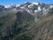 In primo piano da sx Tour de la Tsa, Monte Cervo, Epicoun, in secondo piano fa capolino il Gran Combin