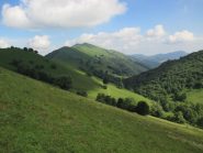 Monte orimento a sx e pizzo croce in mezzo visti dal sentiero che porta al Generoso