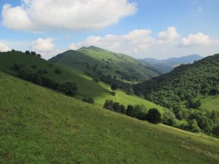 Monte orimento a sx e pizzo croce in mezzo visti dal sentiero che porta al Generoso