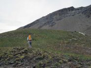 il dosso sulla sinistra dietro il quale c'è il bivacco