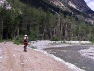 pista in riva al fiume