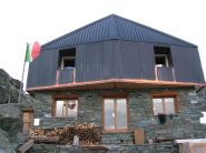 il rifugio con sfondo nuvoloso