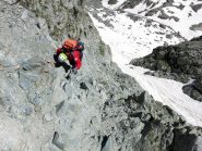 Nicola sulle corde fisse della ferrata
