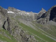 ripido pendio erboso che porta alla pietraia