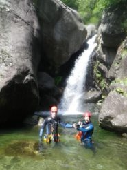 Dome e Nicolò sotto la prima cascata