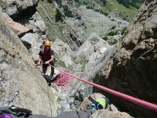 Finalmente da primo sul diedro finale e la placca adiacente, 1 chiodo