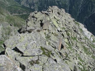Dalla vetta 2717, l'accidentata e ripida cresta E-NE