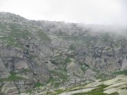 Vista dal basso del colatoio di discesa sotto il colle