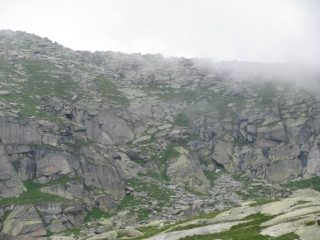 Vista dal basso del colatoio di discesa sotto il colle