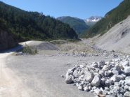 il largo sterrato in avvicinamento a S-Charl