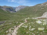 L'ampia valle della discesa dopo il rifugio Sesvenna