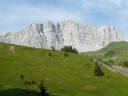 vista complessiva della parete della Drusenfluh e tracciato indicativo della via.  