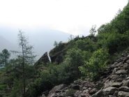 bei macigni sul sentiero