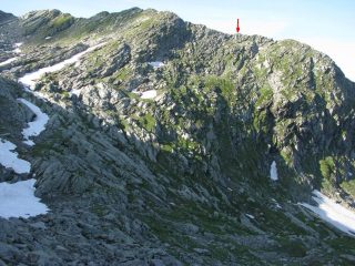 La frecetta rossa indica l'ometto di Cima Ruvinette