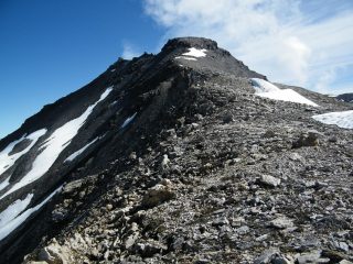 La cresta vista dal Colle. La cima è il dentino in alto a sx