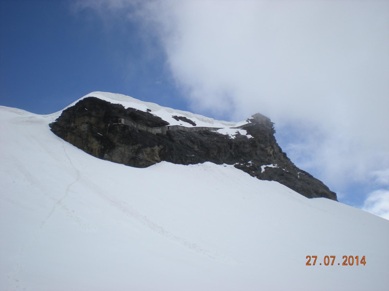 in alto la stazione ed il vecchio tunnel, sulla sinistra le tracce del nostro tentativo fallito