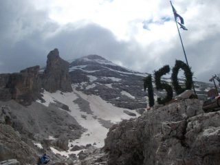 La Tofana di Rozes e la scritta dell'anniversario della 1°salita