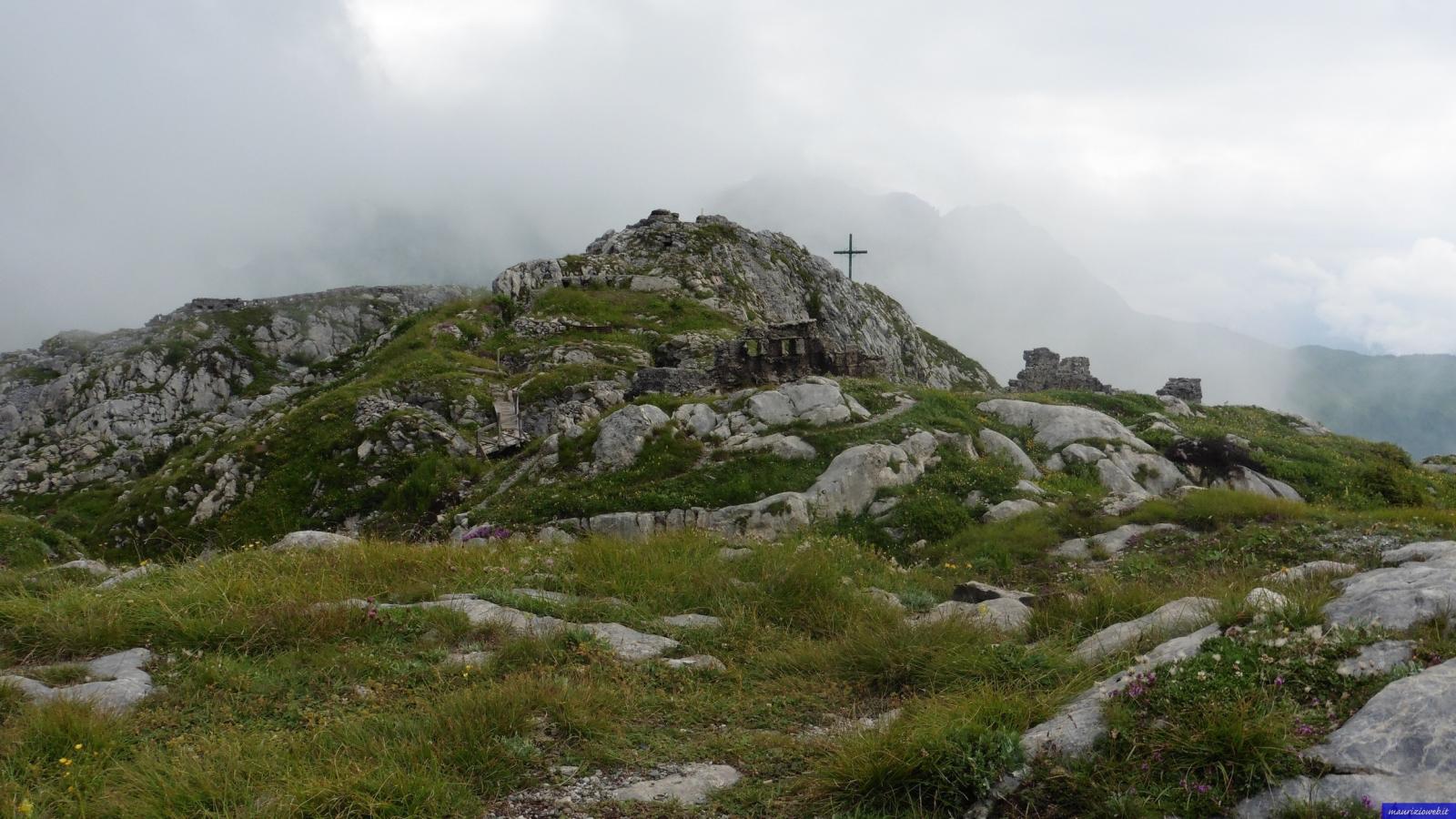 La vetta con alcune parti delle trincee