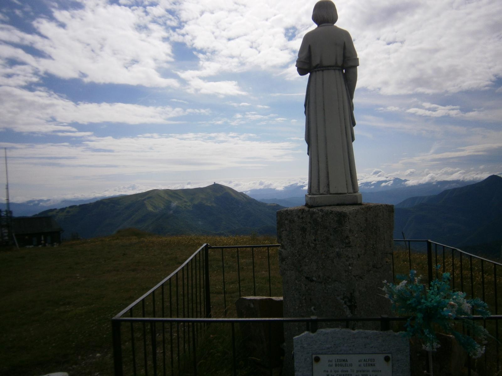 M. Chiappo e sullo sfondo il M. Lesima 