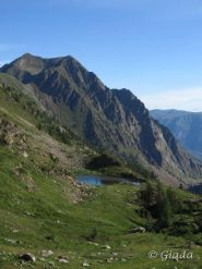 Il laghetto e il valloncello di salita agli altri laghi con dietro la Bravaria