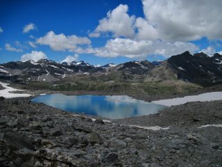 Scendendo, altro lago che più blu non si può