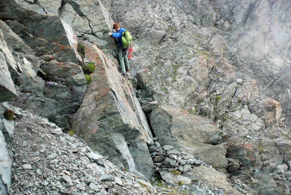 Facili passaggi di roccia poco prima del Colle