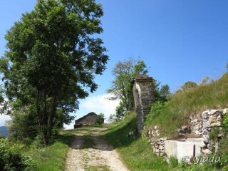 Verso Viozene, fontana e pilone votivo al bivio