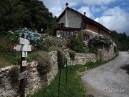 Il bivio a Pian de Fo casa fiorita