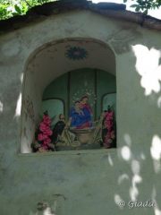 Uno dei numerosi piloni votivi lungo il percorso