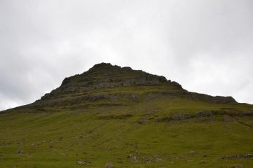 La montagna dai prati sopra alle fattorie