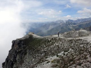 Sergio percorre gli ultimi metri di cresta che portano in vetta