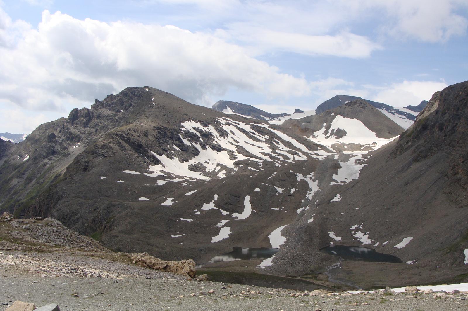 dal primo colle si vede a sinistra la pointe de la met e a destra la sud de bezin