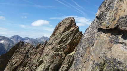 la cresta della catena delle guide a sx