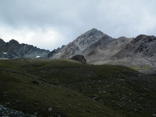 La P.ta del Tuf vista dai pianori erbosi che precedono la scarpata del Colle