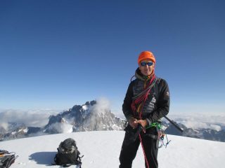 Paolo in vetta con la Barre des Ecrins sullo sfondo
