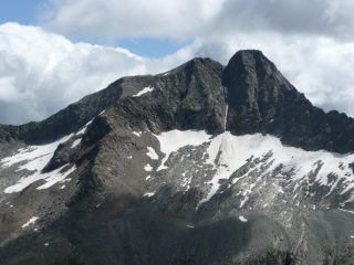 Al colle appare maestosa la Torre Lavina che da tempo stiamo corteggiando. Il bivacco è collocato in basso a sinistra ai piedi dell'evidente dorsale ovest della punta nord.