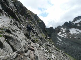 Tratto attrezzato per superare la balza rocciosa prima del colle (EEA)