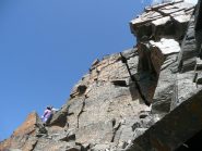 Aggiramento sulla sinistra del castello sommitale, poi su per una ripida canalina detritica