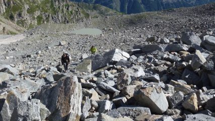 nella pietraia verso il colle,alle spalle il laghetto glaciale 2600m