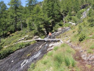 Attraversamento del torrente sulla sentiero del ritorno