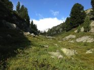 Risalita del vallone dai ruderi di Ponteilles: la traccia corre nella gola lungo un rivolo