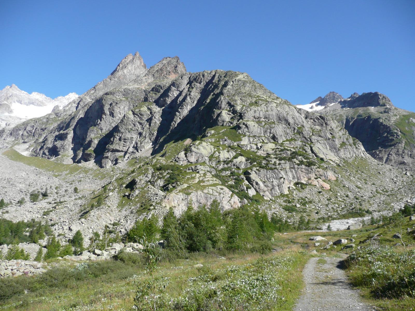 Monts Rouges, alla base a destra le placche di Pré de Bar