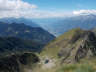 Sulla cima guardando il fondovalle in direzione ovest