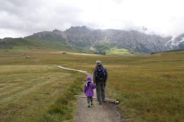 Nei pressi dell'arrivo della seggiovia Panorama con la cresta di Terrarossa sullo sfondo