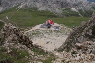Il tetto rosso del rifugio visto dall'attacco della Ferrata Maximilian