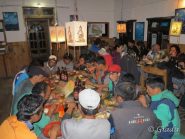 Cena con i ragazzi del nostro staff alla fine del trekking