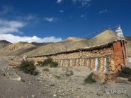 Il muro Mani fuori Ghemi il più lungo muro di preghiera del Nepal
