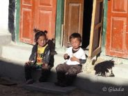 Bambini si godono l'ultimo sole