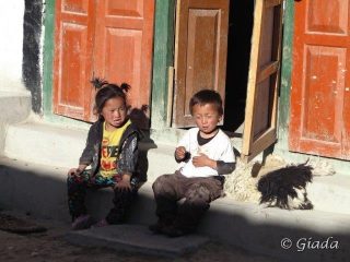 Bambini si godono l'ultimo sole