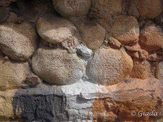 Particolari delle pietre con le preghiere e i mantra